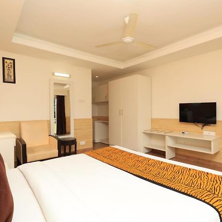 Hotel Broadway Near Delhi Airport New Delhi Exteriör bild