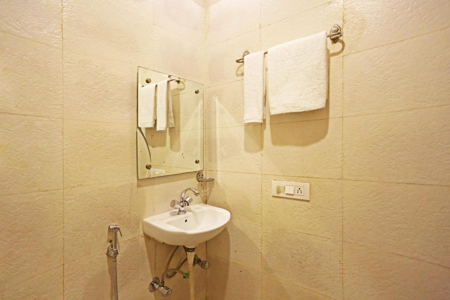 Hotel Broadway Near Delhi Airport New Delhi Exteriör bild